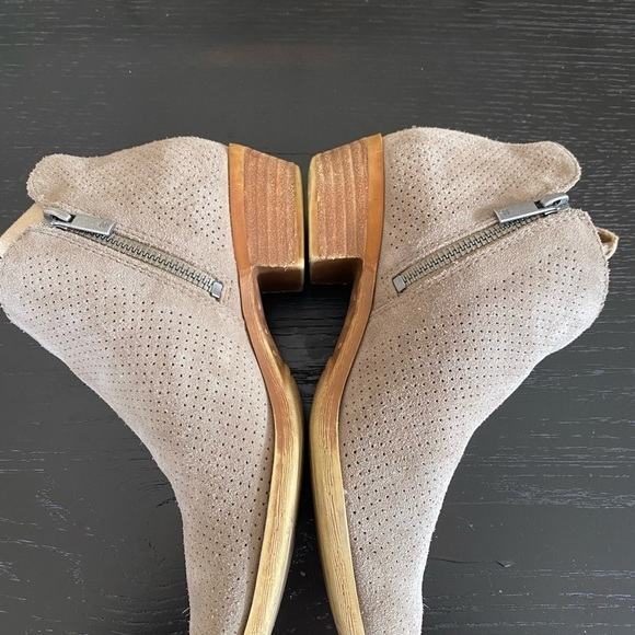Lucky Brand Brielley Perforated Tan Suede Side Zip Booties Ankle Boots Size 6 - Picture 3 of 6